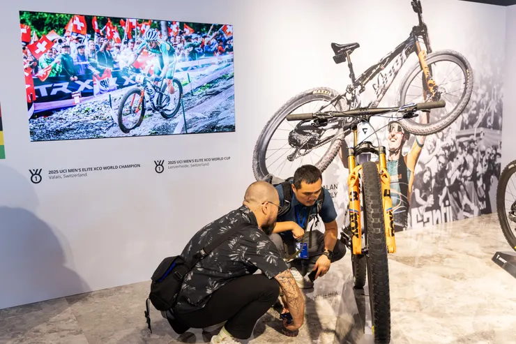 兩位單車痴漢在研究世界冠軍的車