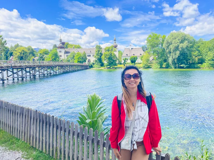 離去前來一張與湖心堡相連的鄉村城堡合影一下。shot by stranger.