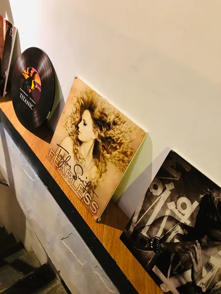 室內樓梯間的唱片裝飾