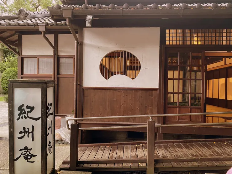 扇型(葵扇)窗,有招福招財之意