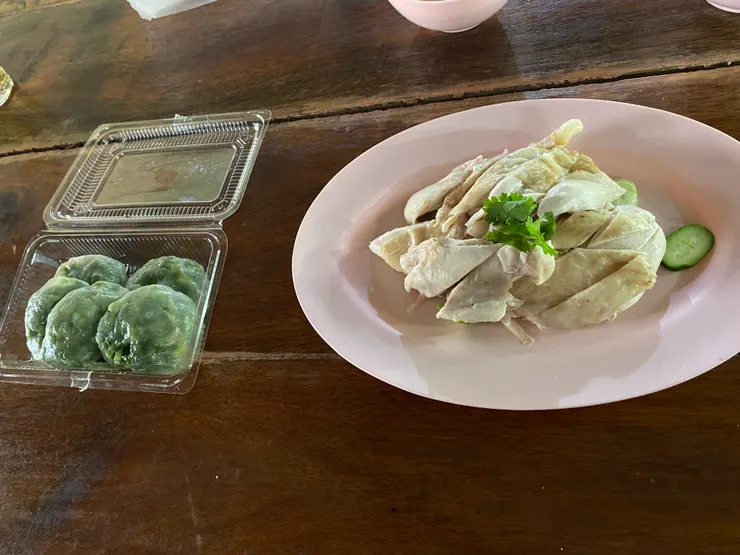 左邊那個泰國當地的韭菜粿,包著滿滿的韭菜,吃起來口感像是台灣的水煎包,但口感更清爽。