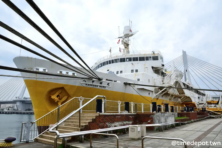 停泊在青森港邊的八甲田丸是現今唯二留存的青函連絡船之一。現今以博物館的身分向遊客介紹跨越津輕海峽的交通故事。