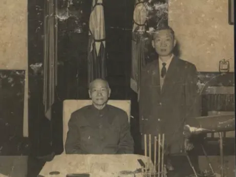 蔣中正與段希文。翻攝自覃怡輝著《金三角國軍血淚史》