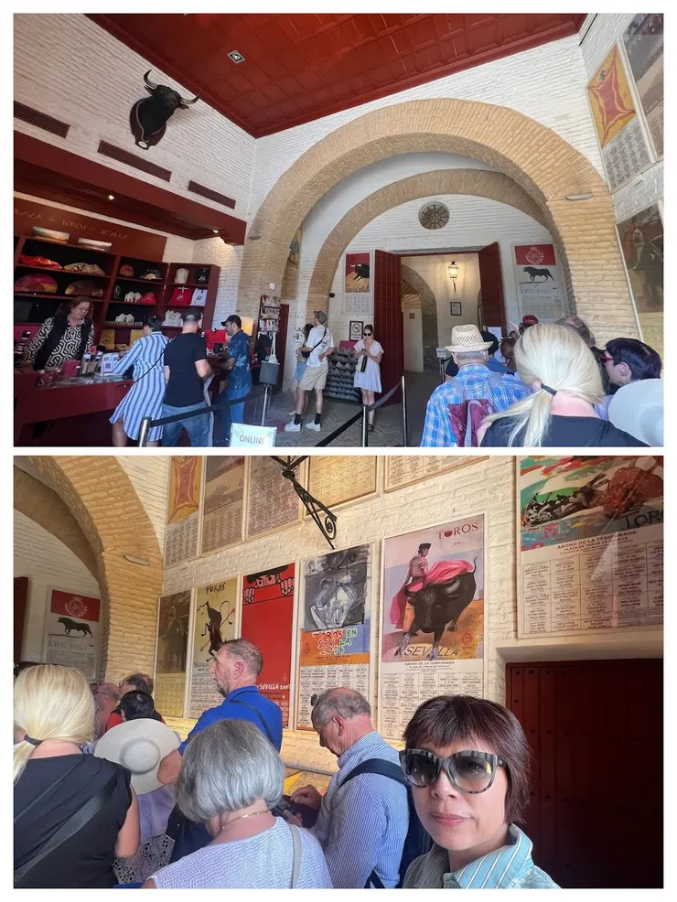 右側購票處往入口，牆上張貼多張海報。左側出口紀念品販售處。