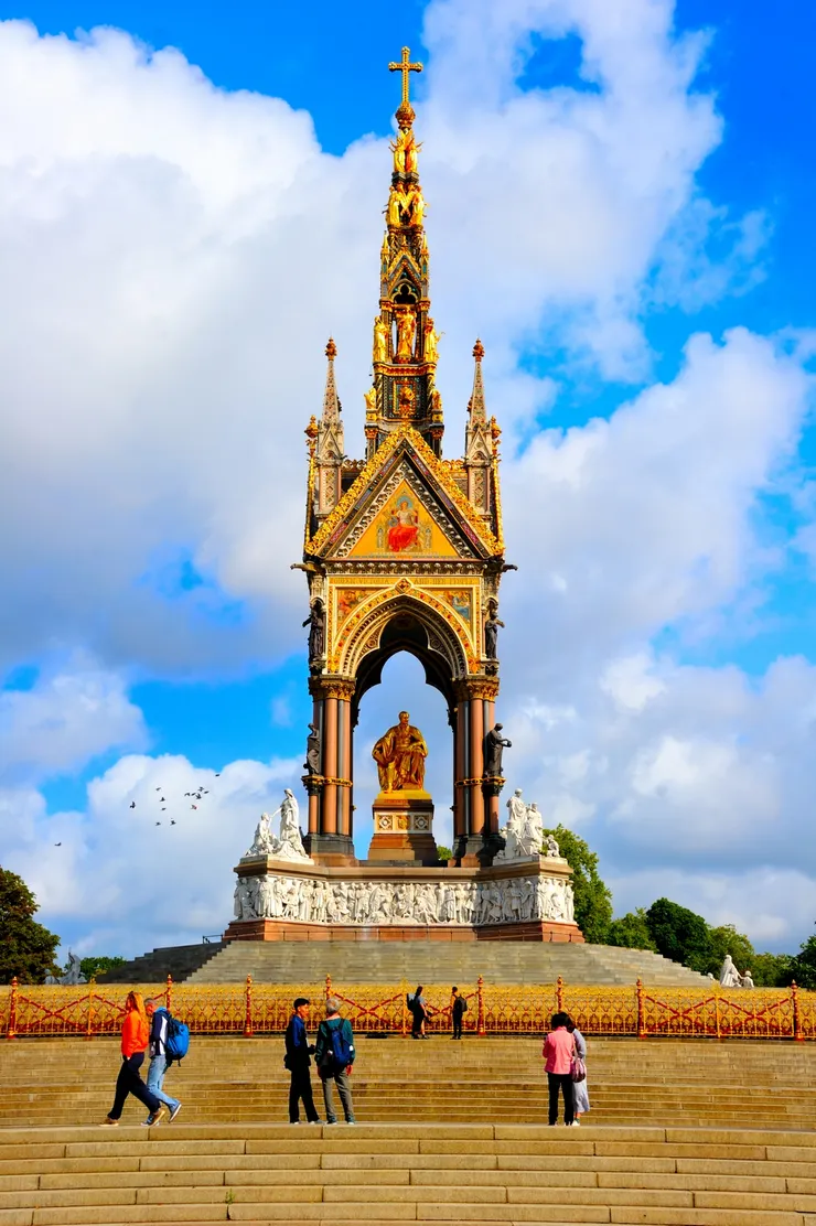 【公園內亞伯特紀念亭高入雲霄！在肯辛頓公園內正對亞伯特音樂廳的亞伯特紀念亭，維多利亞女王為紀念1861年死於傷賽的亡夫所建，1872年7月由女王揭幕。】