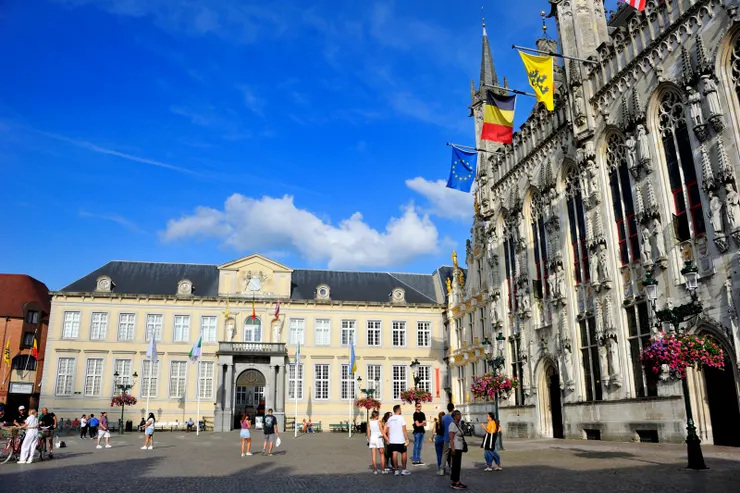 【城堡廣場，右市政廳，左為一棟18世紀建物布魯日自由廣場。】