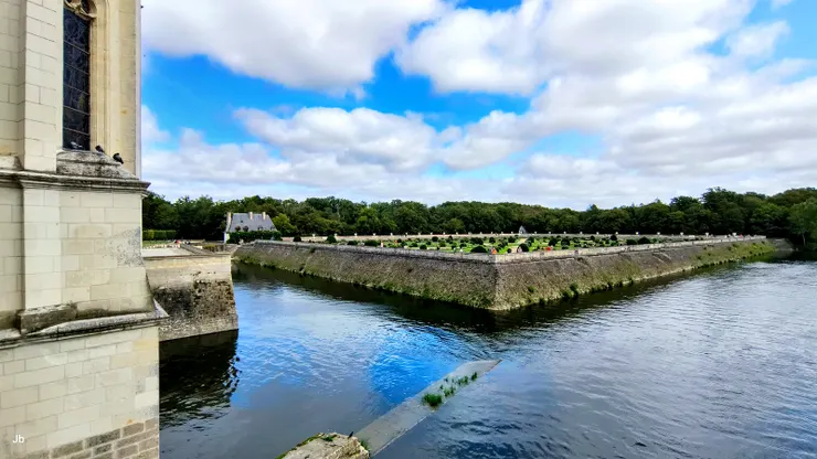 【書房窗外可見謝爾河與黛安娜花園的美麗風光】