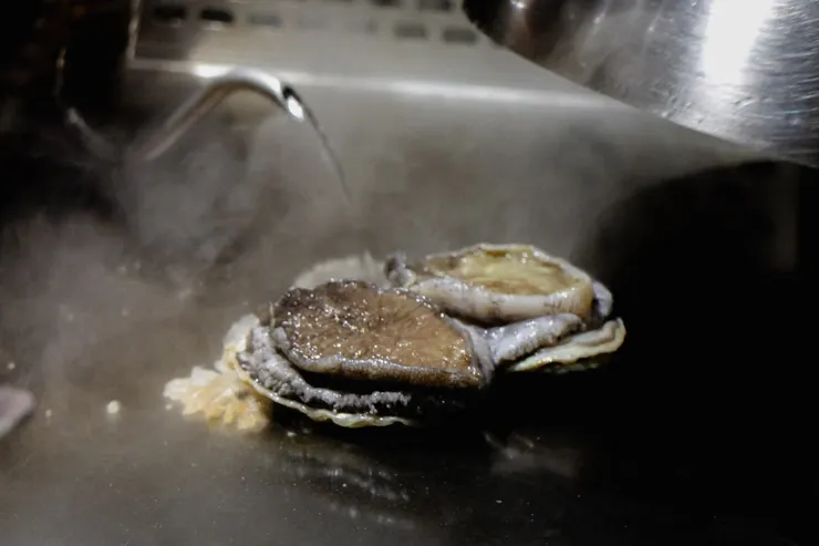 清蒸南非活鮑魚。(攝影/卓芳妤)