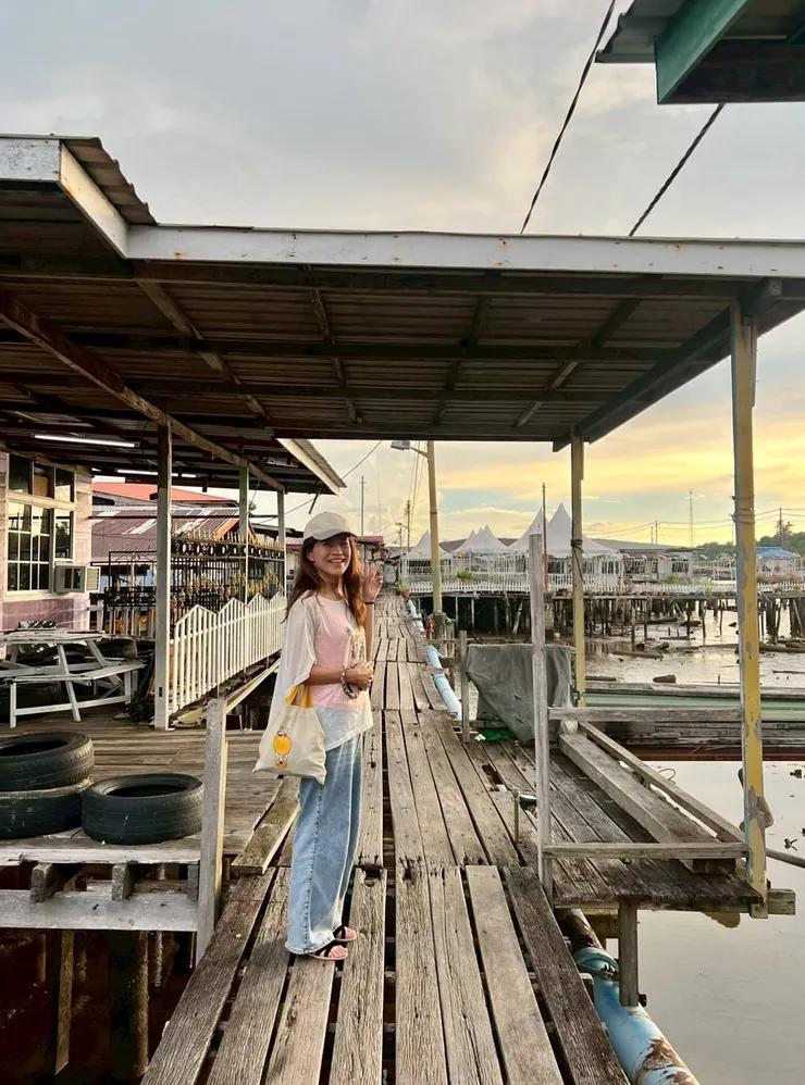 在水上木棧道探險