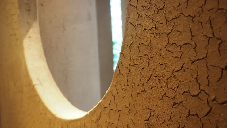 △夯土的質感直接融入牆面，2020年若水迎來場地空間的全新升級。