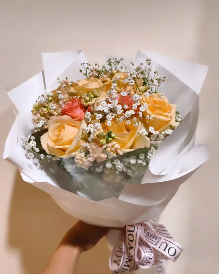 粉橘色與淡粉色的玫瑰花束