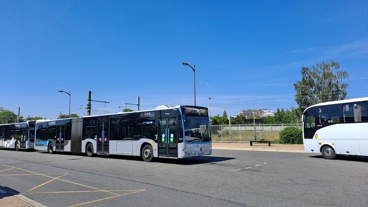 要去楓丹白露的公車，一般的公車忘記拍了QQ