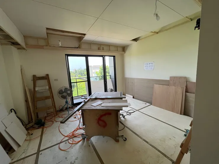 裝潢中一片狼藉。