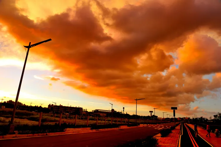 【落日回收灼人熱氣燒紅了西天】