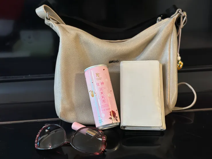 一罐240ml，比我的皮夾還小，放包包攜帶方便