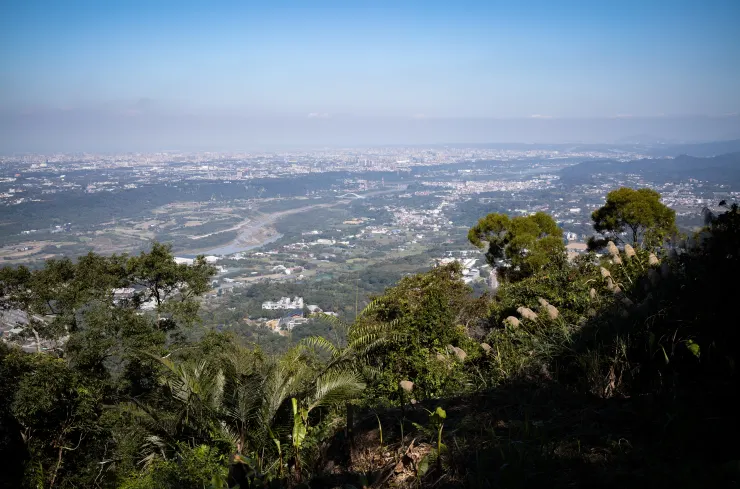 溪洲山山頂展望，右上角最遠處朦朧的是觀音山，而桃園機場在左邊地平線附近，可以找找看。