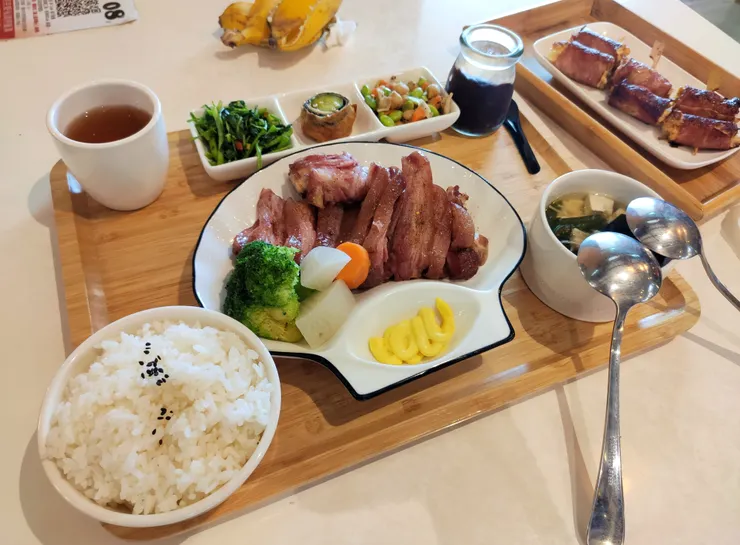 德式豬腳套餐和培根豆包捲