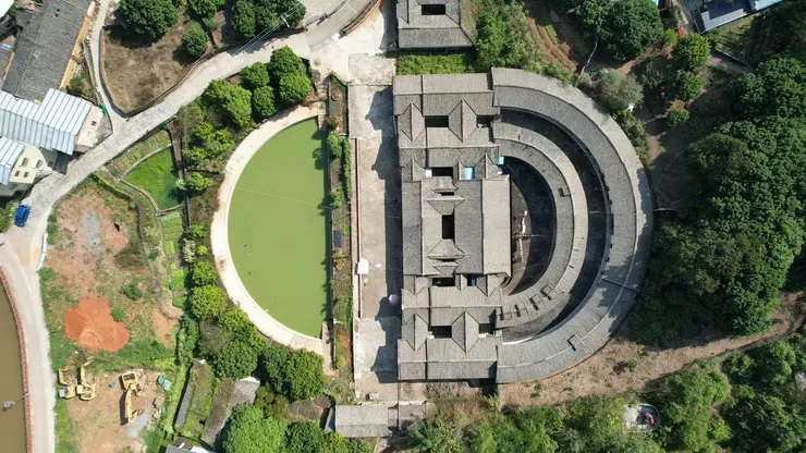 廣東梅州市南口鎮僑鄉村德馨堂，始建於1905年（作者航拍）