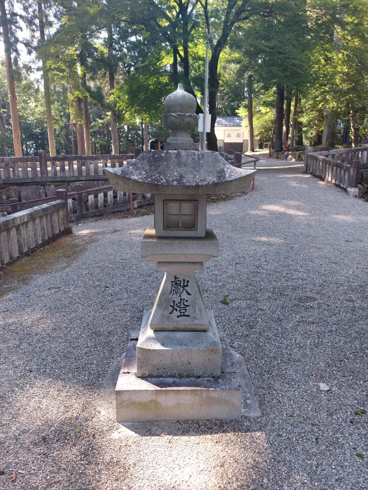 神社平台旁的燈柱，後看也可以發現平台的邊邊也都用木柵欄圍起來了~