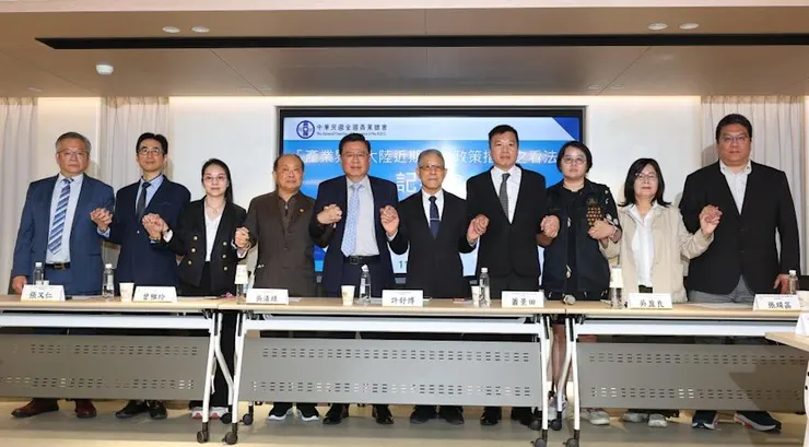 商總理事長許舒博（左五）二十日率領旅行、旅館、食品、糕餅等產業代表在台北舉行「產業界對大陸近期惠台政策措施之看法」記者會，提出相關建議主張。（中央社）