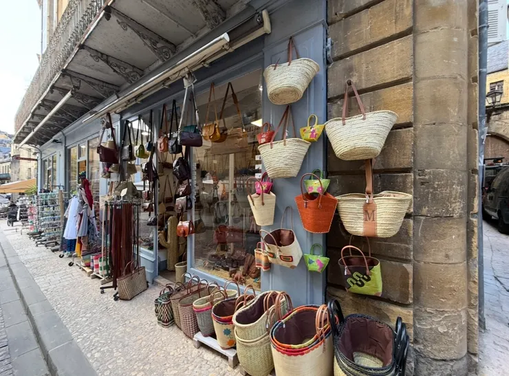 民宿對面的商店，法國婦人都拎著這提籃買菜