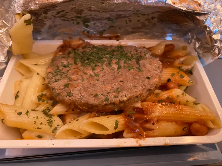 有牛排佐義大利麵可選擇，坐前面的位置旅客選完後面就沒得選囉