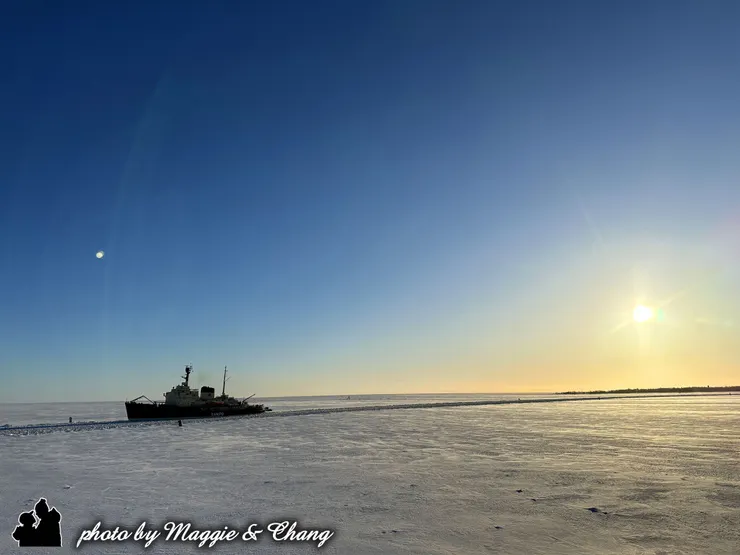 站在世界盡頭的冰原上,看著破冰船開出一條前路,陽光與寒風共舞,冰海與笑容交融