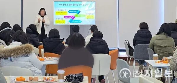 新天地束草教會於1月24日舉行幼年會座談會，幼年會相關人士正在介紹教育運營方向。（照片來源：新天地束草教會）