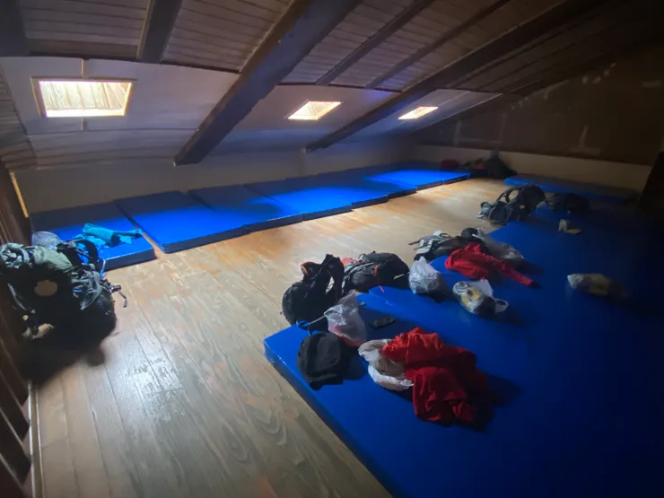 簡單的塑膠床墊供給,晚上睡到有點冷,起來加衣服。