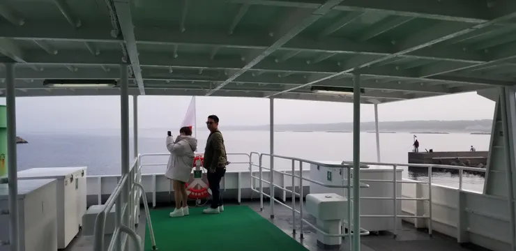 渡船能容納過百人，有雙層