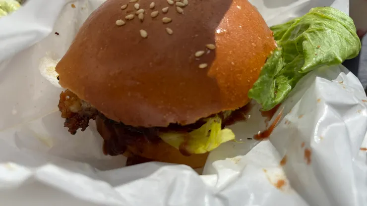 漢堡裡除了牛肉還有培根,一口咬下很幸福。