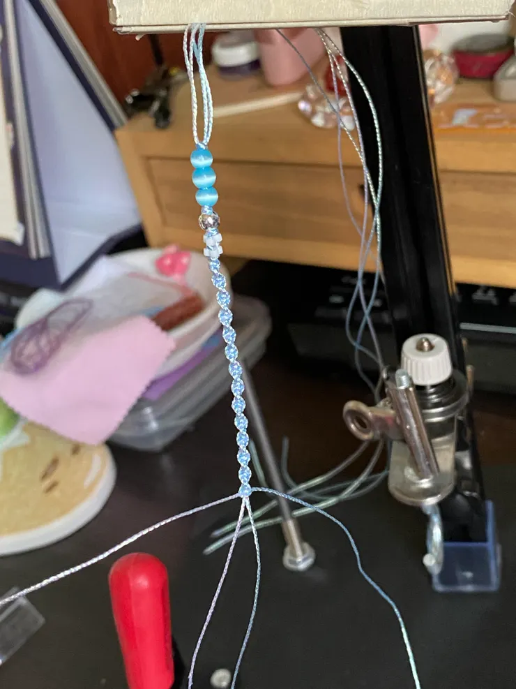 夾子黏上紙膠帶後，夾住編織線的情況