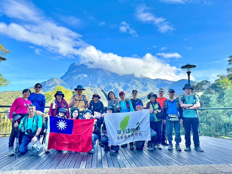 ▲京那巴魯國家公園總部前觀景台團拍