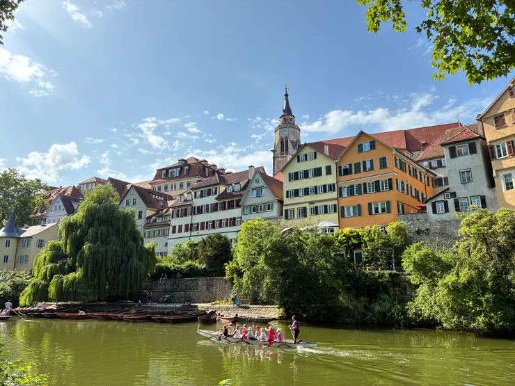 杜賓根最著名的風景:內卡河畔(Neckar)。最左側的塔是唯心主義哲學家、著名詩人賀德林(Friedrich Hölderlin, 1770-1843)故居,又稱為賀德林塔(Hölderlinturm)。