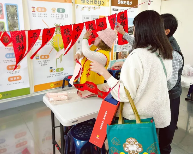 圖說：嘉義民雄總店現場消費滿額、就能兌換指定形式的手寫春聯，不只送禮傳遞祝福、還能收藏專屬年節回憶。（資料來源：旺萊山）