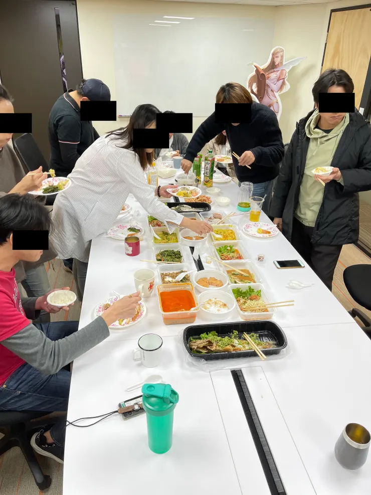 微型尾牙的場景。想吃什麼自己點，滿意度掛保證。