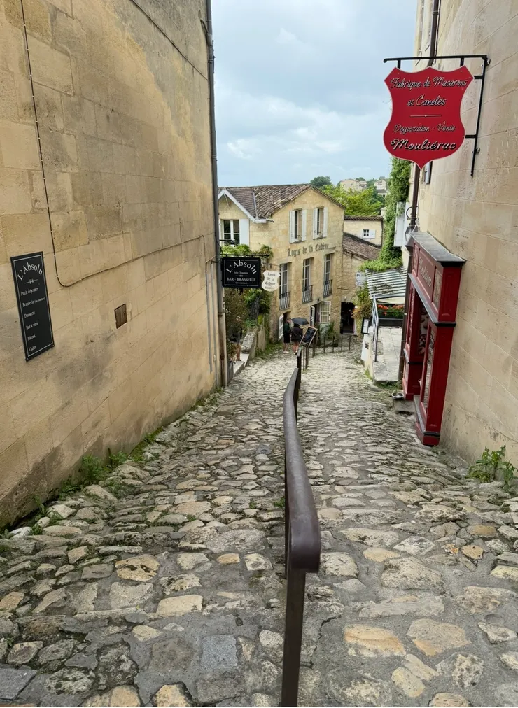 飄起了毛毛細雨,又濕又滑的石子路,真的很不好走