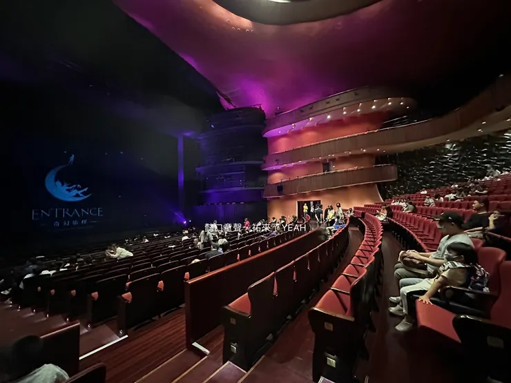 輪椅席大約在地15排左右的側邊位置。