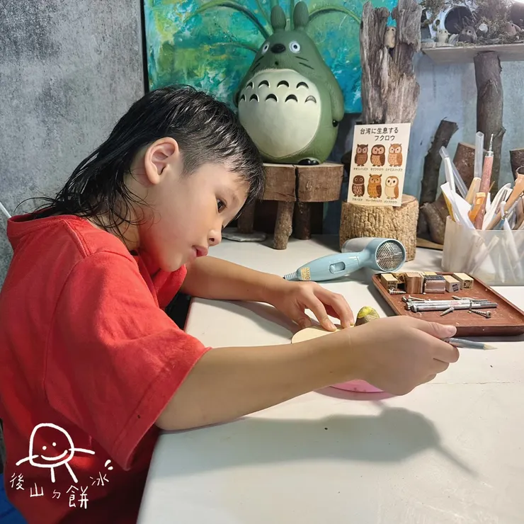 正在幫貓頭鷹上色