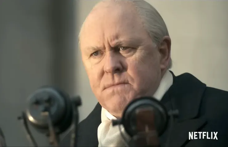 邱吉爾的眼神持續堅毅，拒絕向時間低頭。