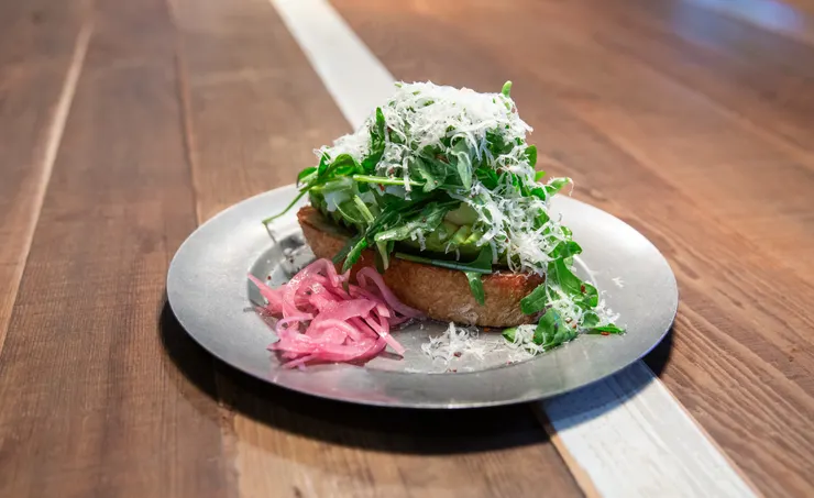 酪梨三明治完成!