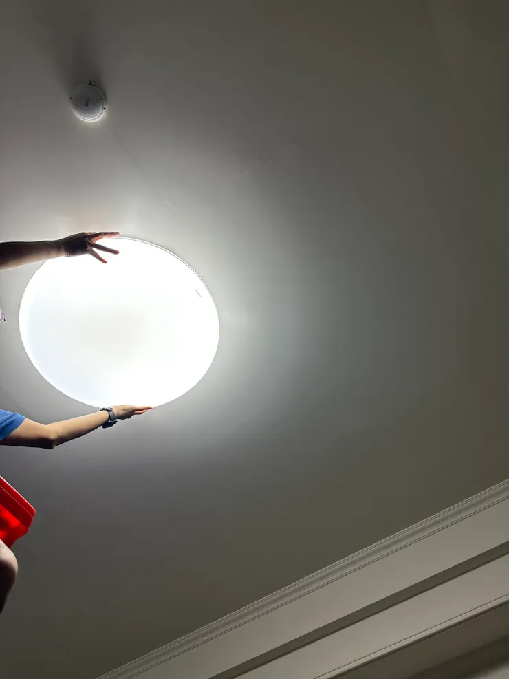 這燈座很輕,一般家庭按簡易風格輕裝潢,配件燈具簡單風格才不會亂亂的