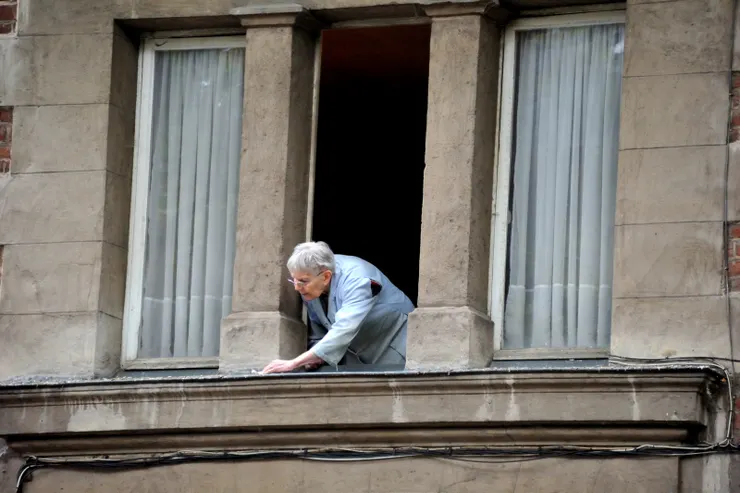 【白髮老婦居然在擦乾窗沿】