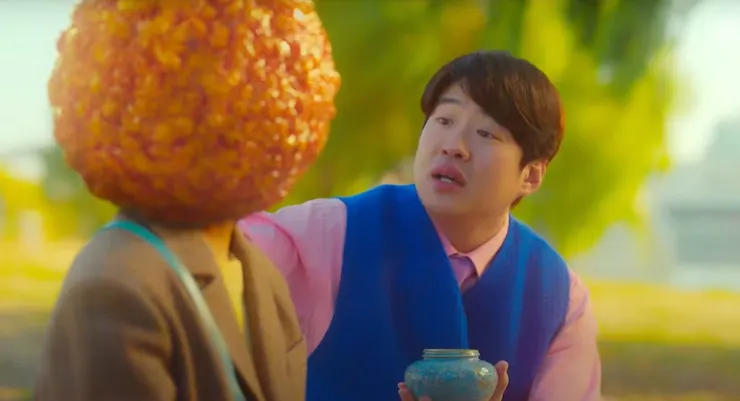 就算敏兒變成了炸雞塊的頭和臉,白中依舊對她一片癡情,圖片來源:Netflix