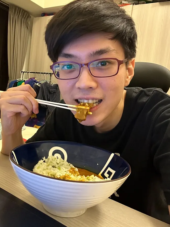 (日式牛肉咖哩搭配綠花椰米餅的美食饗宴)