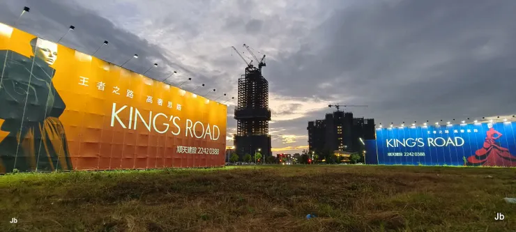 重劃甫畢忽驚建商百家爭鳴，巨幅看板描繪遠景宛如夢幻。