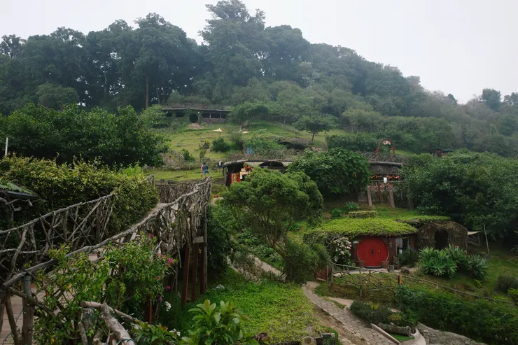 站2: 哈比人村 (Hoobitenango)。