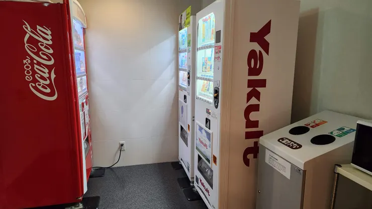 旅館中的自動販賣機以及一旁的微波爐