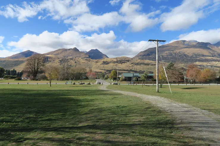 其實從湖往回看這座小鎮，也別有一番鄉村風味。