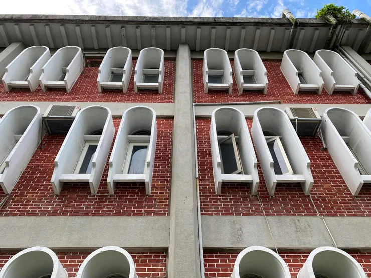 屋簷下特意突出的成排托木，像中國建築中的檐托